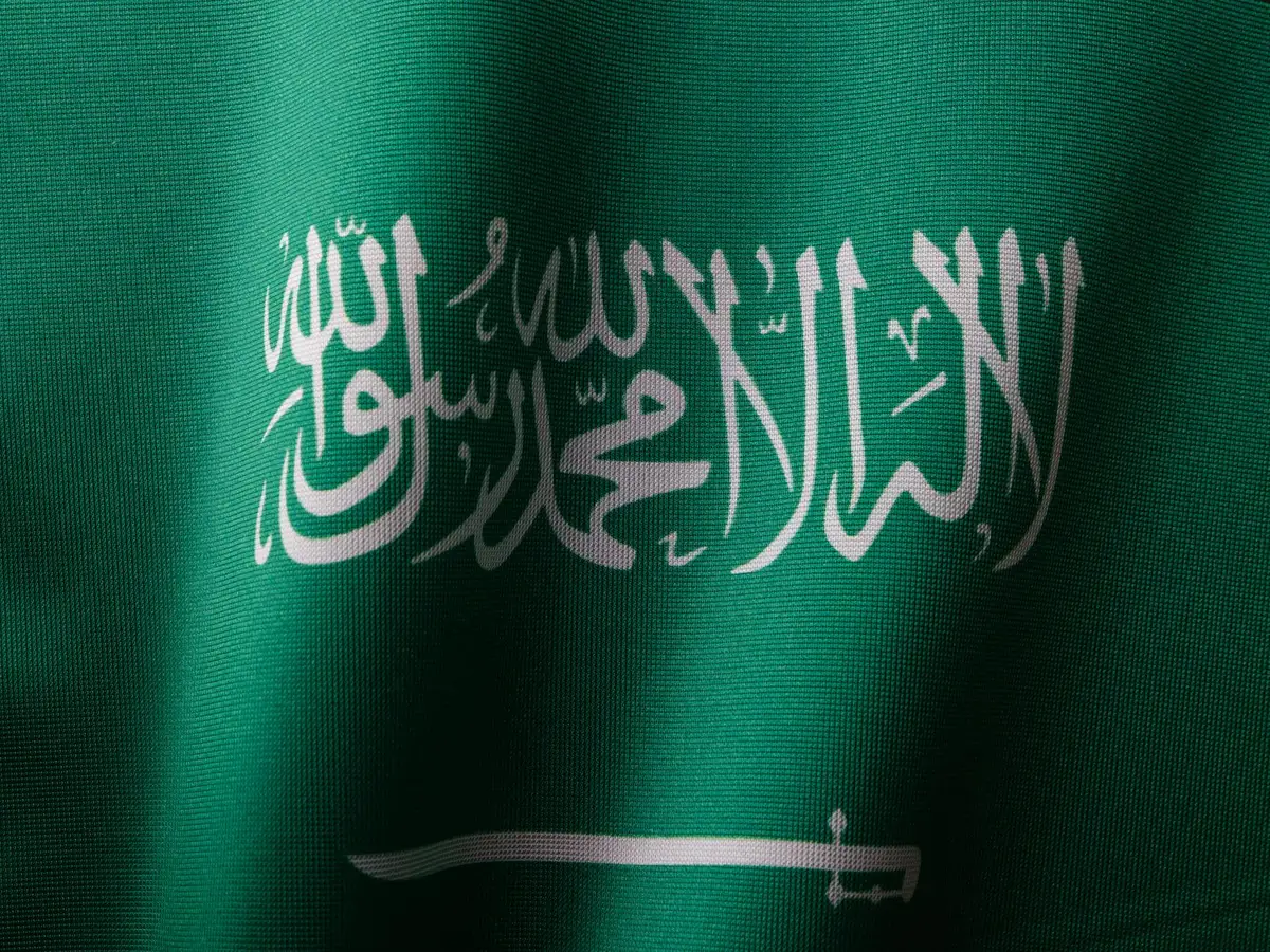 مقارنة بوابات الدفع الإلكتروني للمتاجر السعودية على شاشة هاتف ذكي