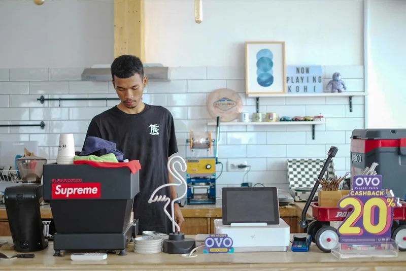 Indonesian payment method icons showing GoPay, OVO, DANA, ShopeePay, and QRIS for ecommerce transactions