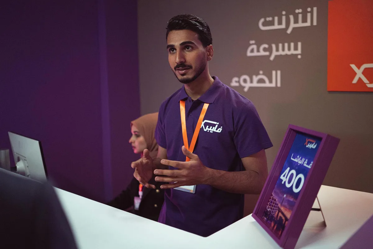 مستهلك يدفع عبر هاتفه الذكي باستخدام خدمة الدفع الآجل في محل تجاري