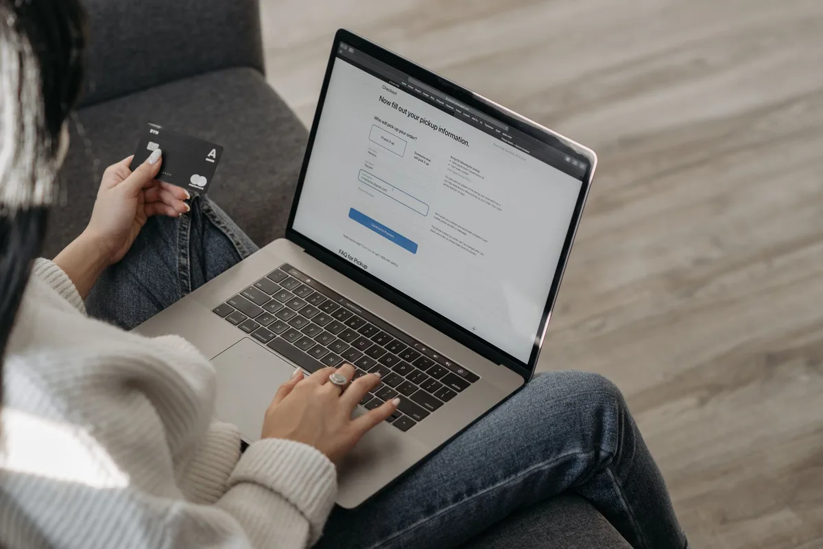 UAE ecommerce seller using a laptop and credit card to manage online payments